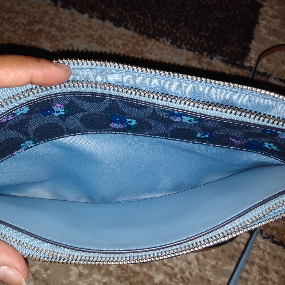 Coach Crossbody 💙🩵 - Picture 6 of 10